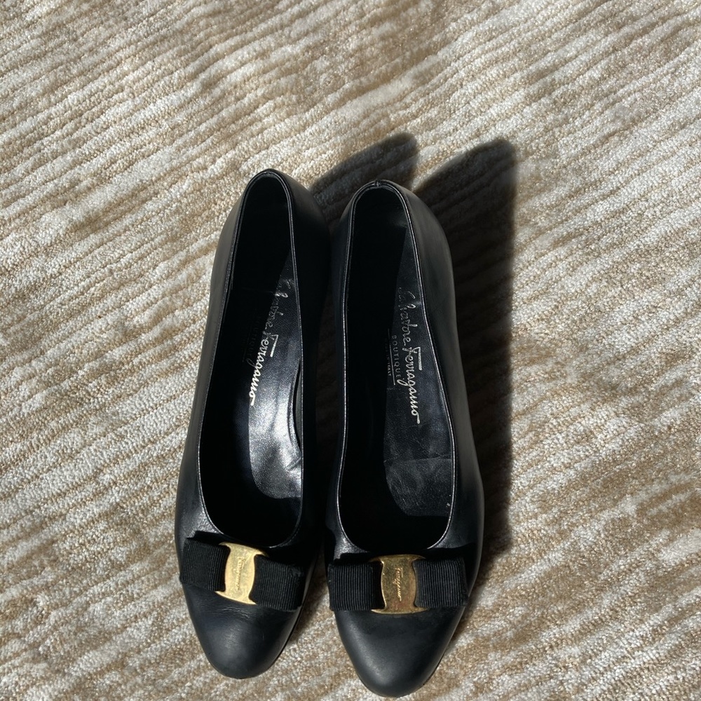 Salvatore Ferragamo Vara bow low heels